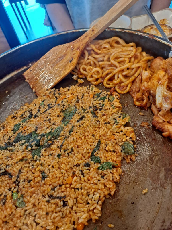 볶음밥 판에 잘 볶아줌