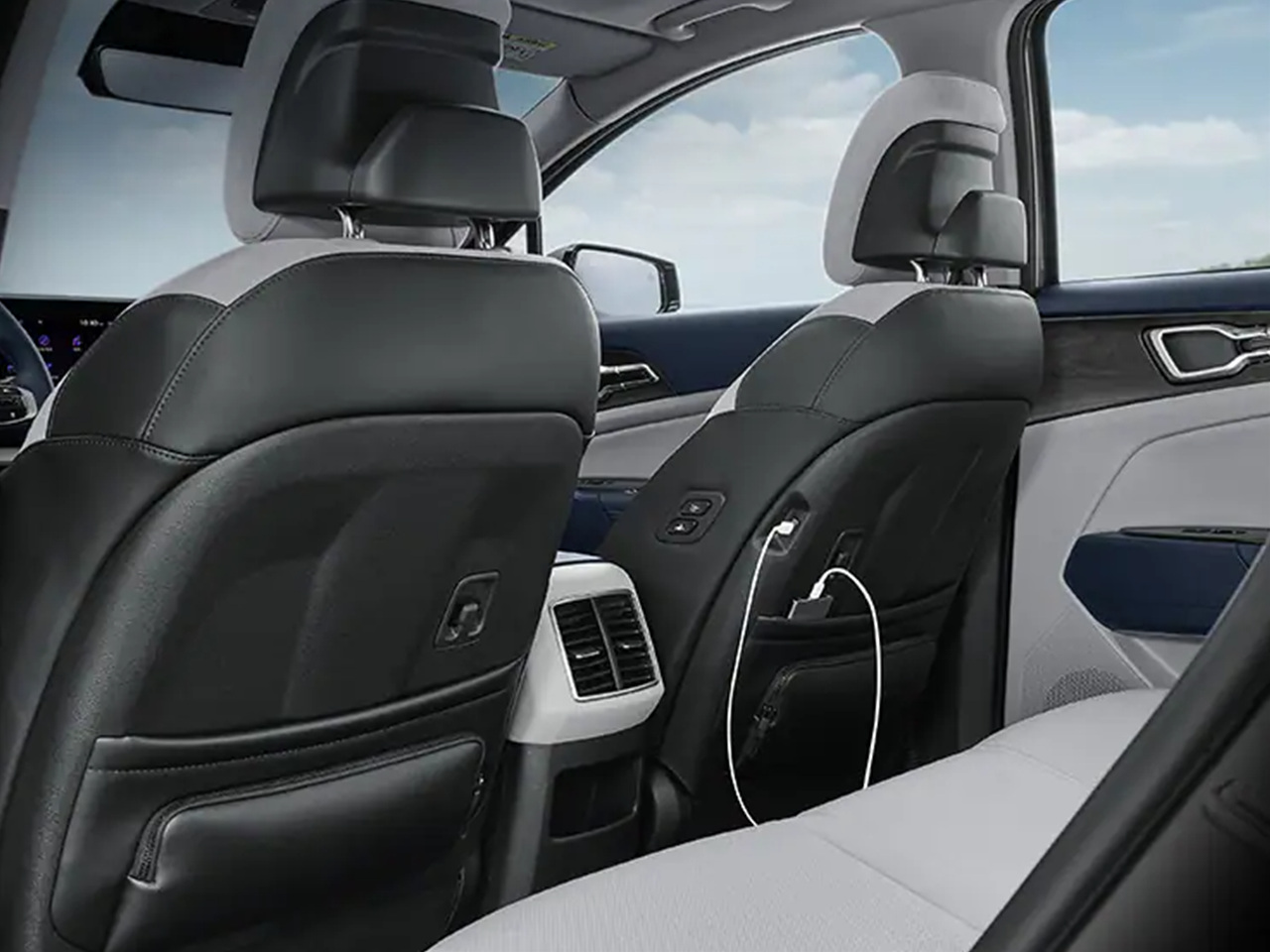 2024년식 기아 스포티지 실내 2열 공간 사진