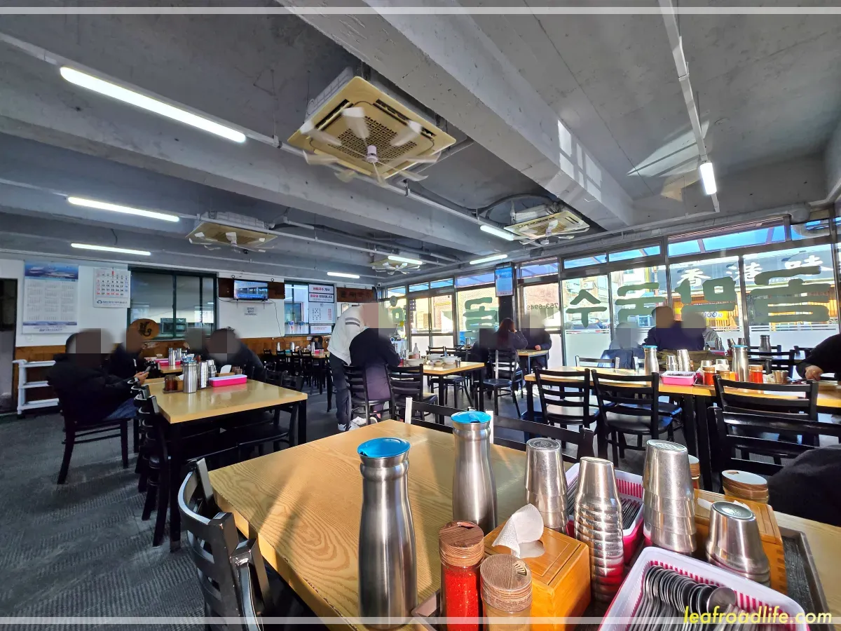 제주도-골막식당-내부-테이블-사진