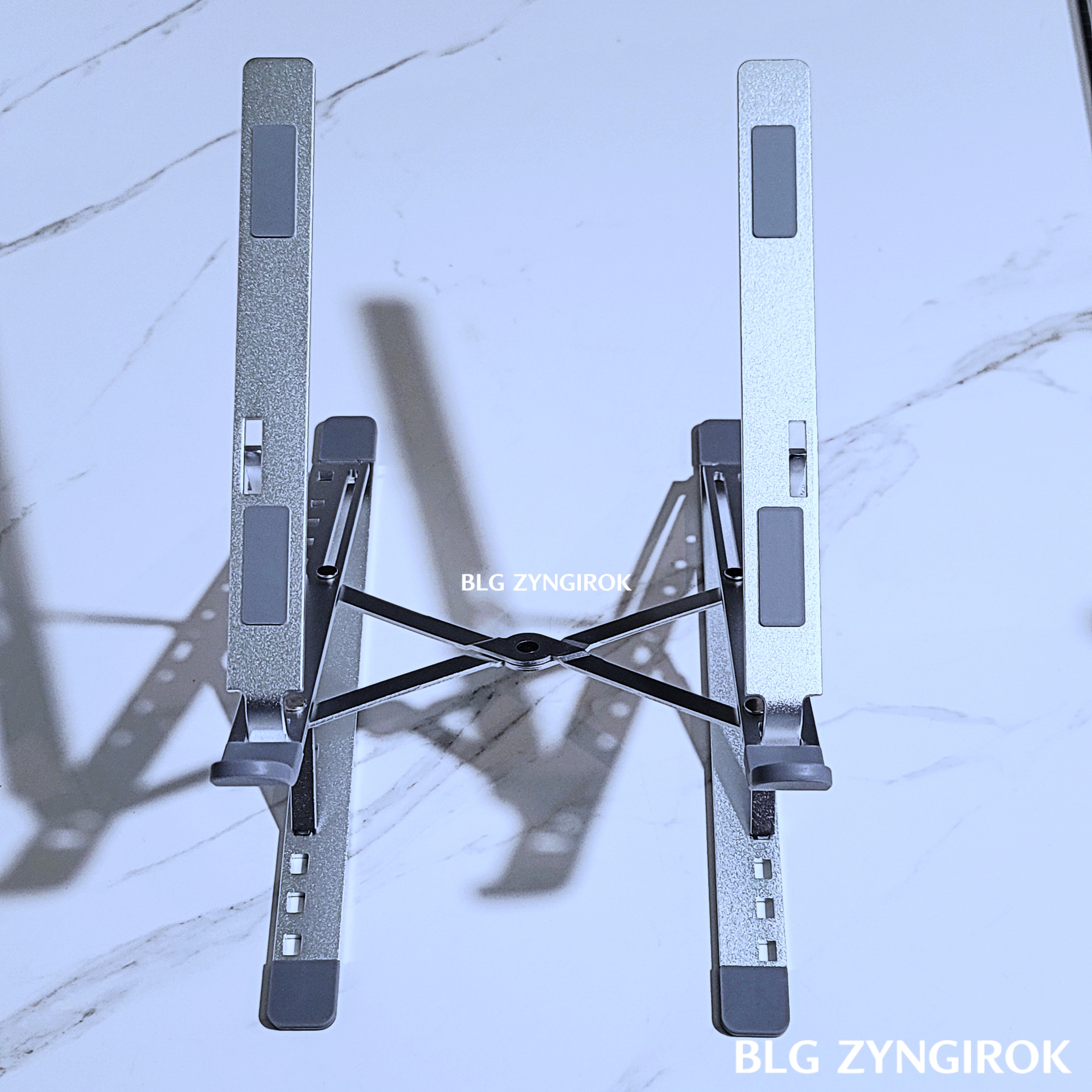 N8 노트북 거치대 양다리를 좌우로 벌려 위에서 바라본 모습이다.