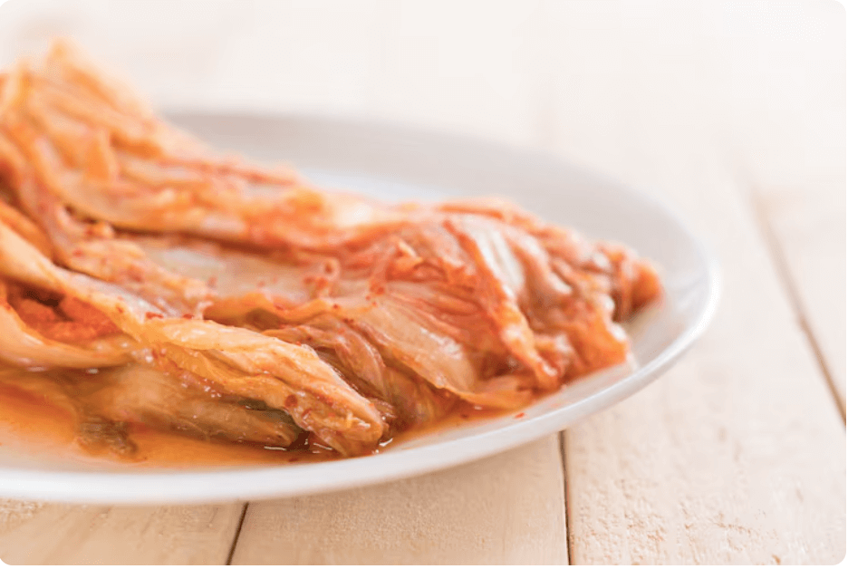 하얀 접시 위에 새로 만든 김장김치