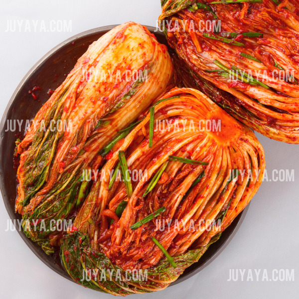 완성된 김장김치의 접시 위 아름다운 플레이팅 - 접시에 담겨진 완성된 김장김치로&amp;#44; 신선한 채소와 함께 장식된 모습.