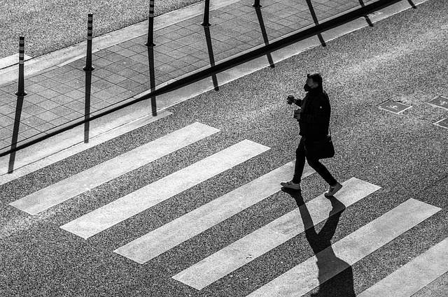 60대 기사가 몰던 시내버스, 횡단보도 보행자·오토바이 잇따라 들이받아