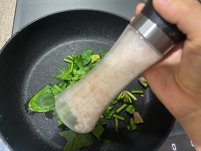 자른 시금치에 소금 넣은 모습