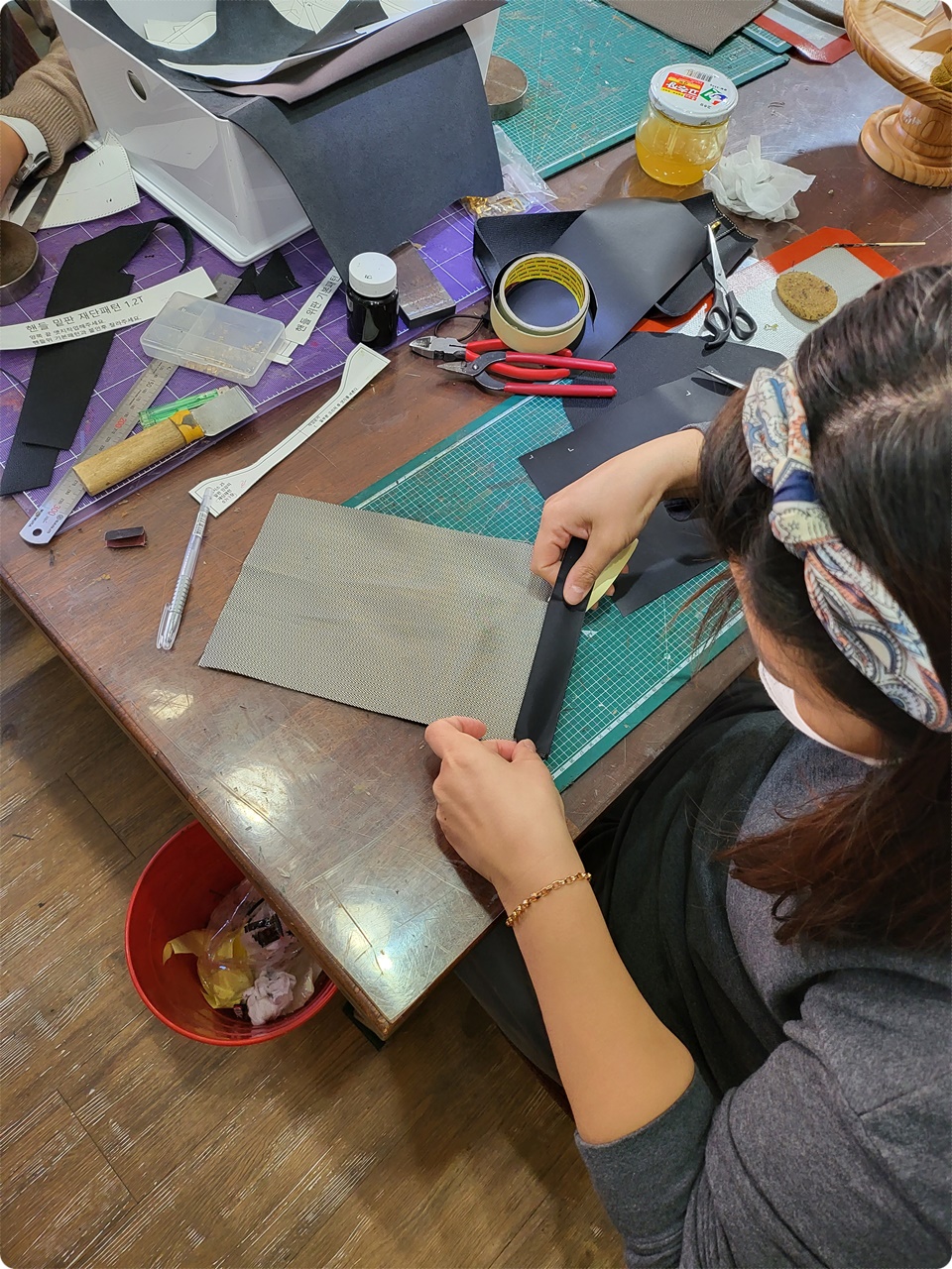 지퍼 포켓 천 붙이는중