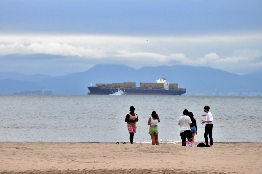 다대포 해수욕장에서 배를 구경하는 외국인