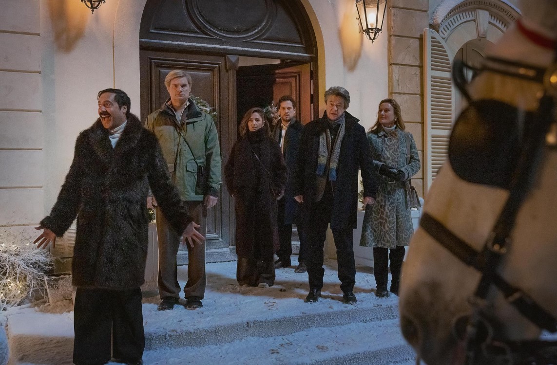 샴페인 프라블럼 줄거리 속 겨울밤 저택 앞에 모여 선 주요 인물들 &ndash; 눈 덮인 배경에서 무언가를 바라보는 장면 스틸컷