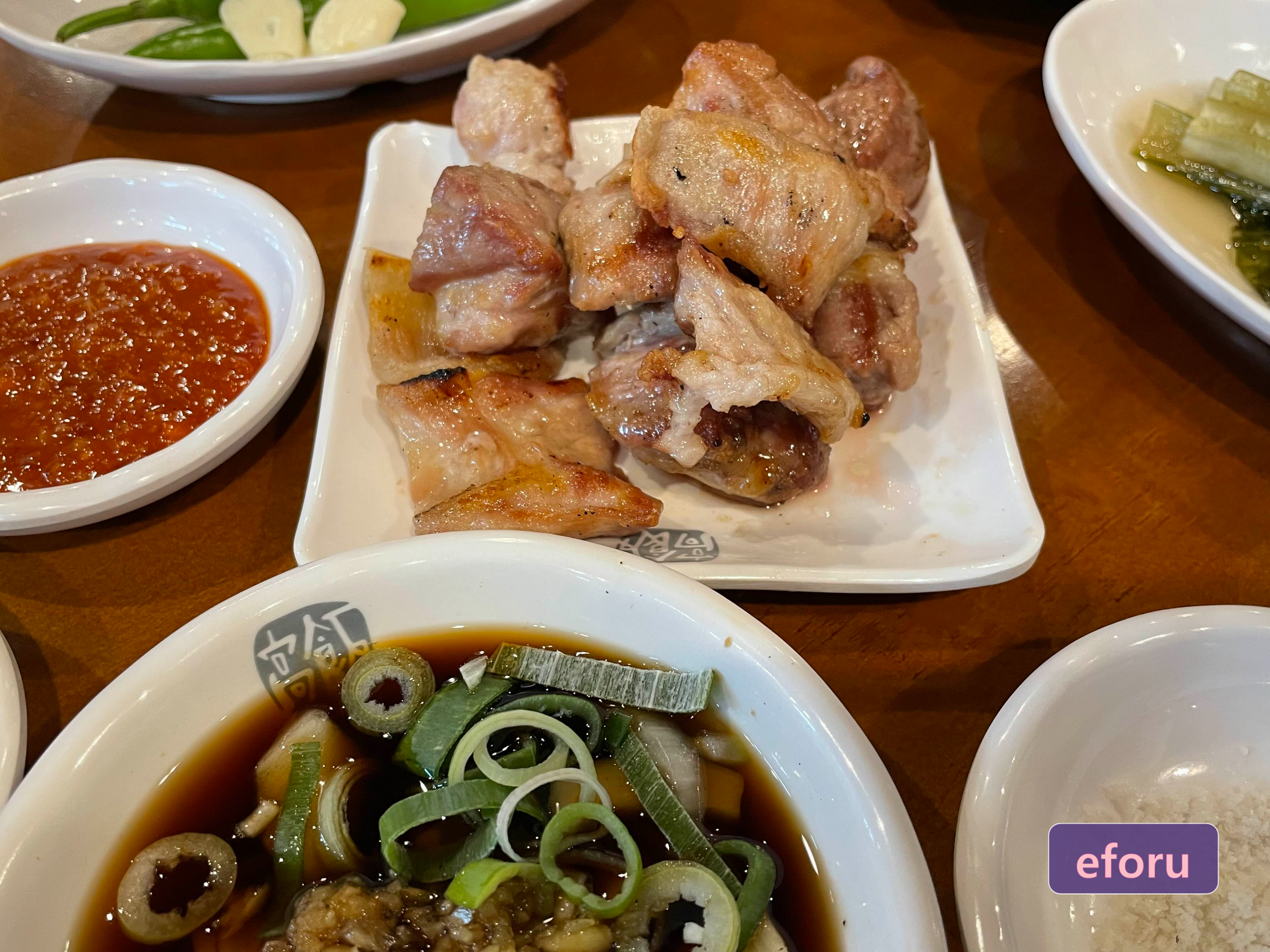 구워진 고기와 반찬들입니다.