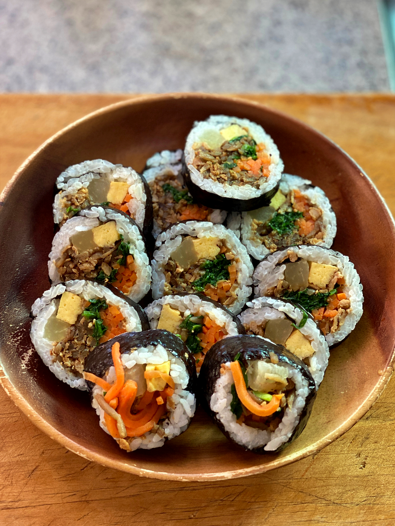 조화로운 색깔로 모양을 낸 김밥