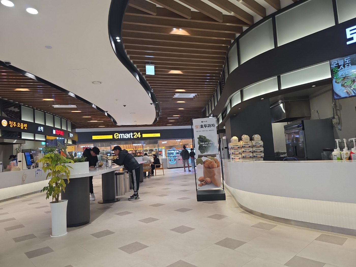 푸드코트 중앙 전경