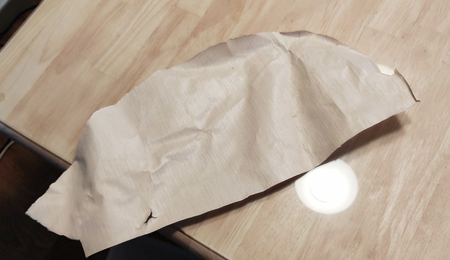 천장에 발라져 있는 것과 같은 벽지