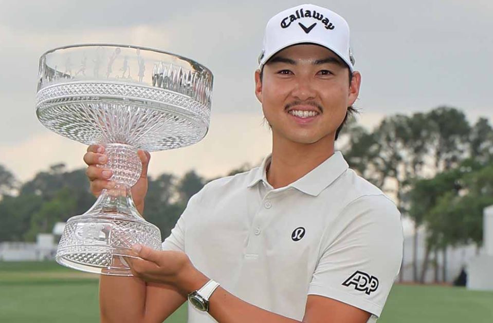 우승컵을 든 이민우