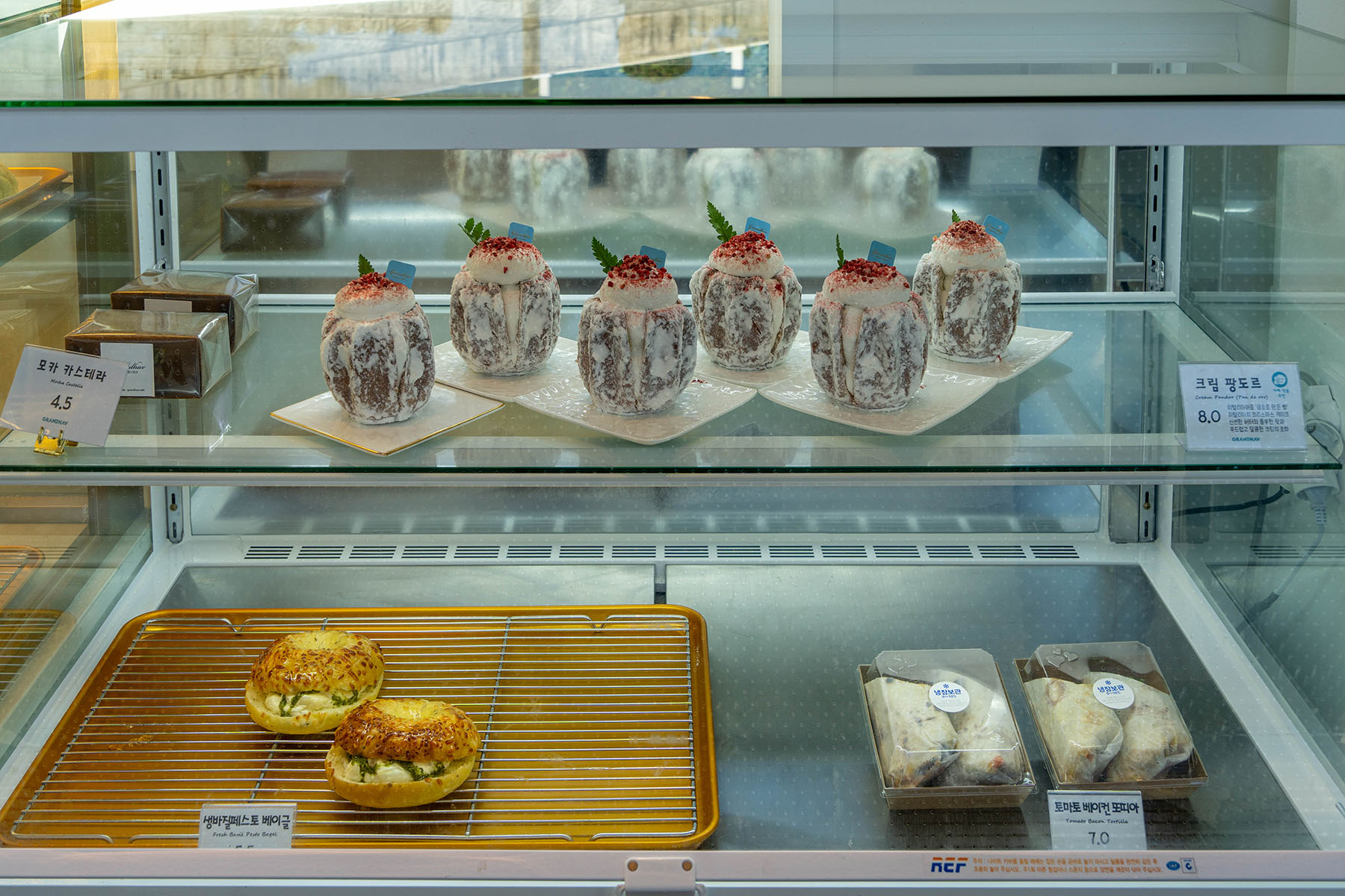 그랜드하브 베이커리 진열대