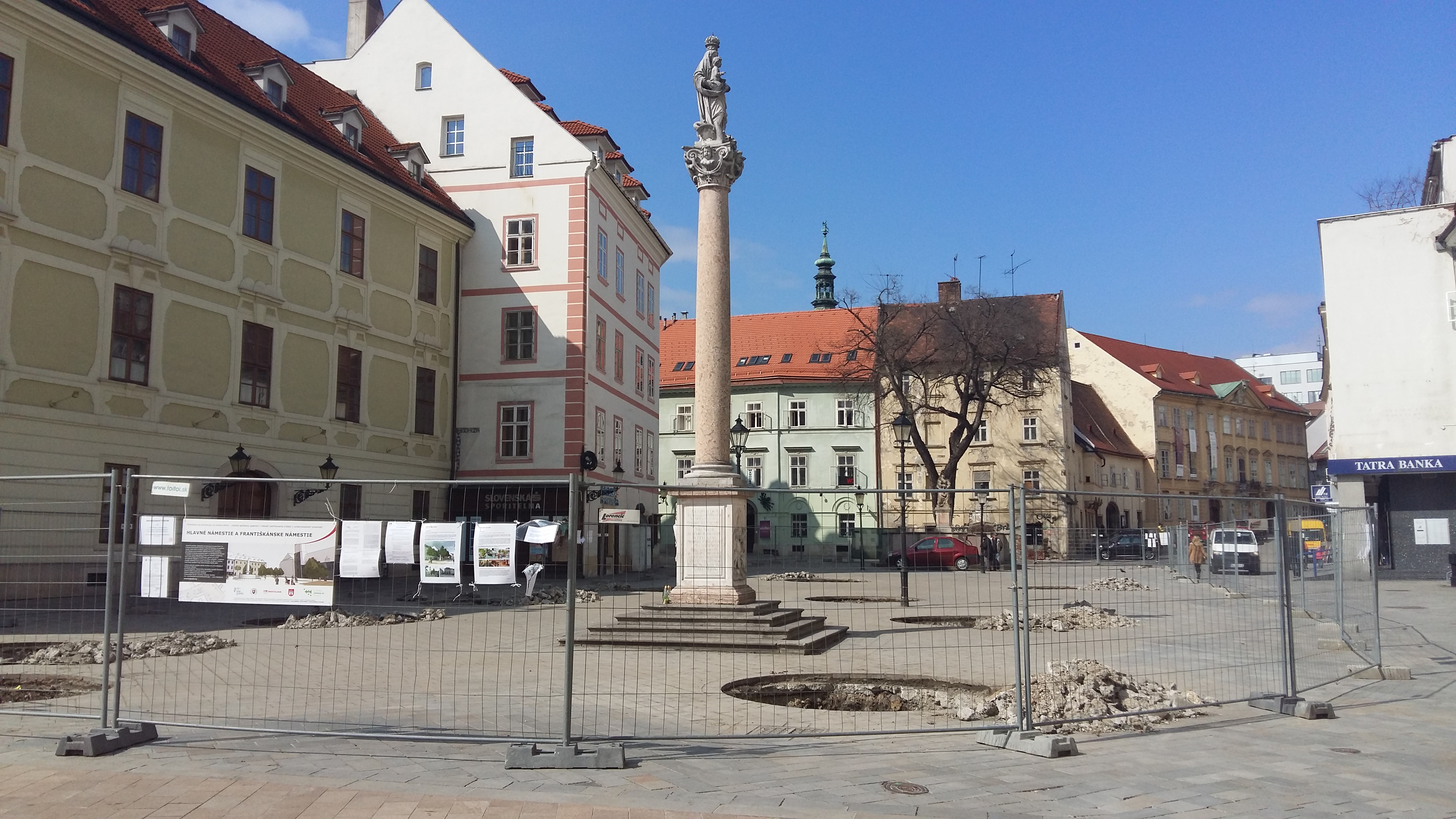 슬로바키아 브라티슬라바 구시가지 메인 광장과 멀리 보이는 성 마틴 대성당