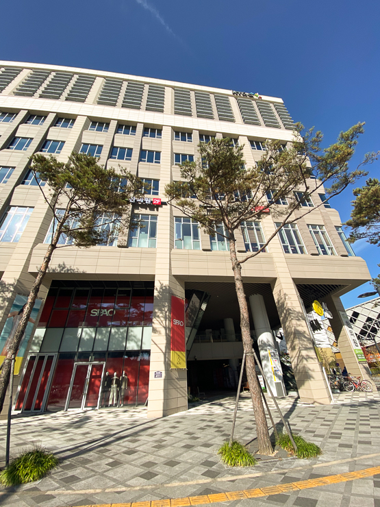 KT&G 건물 오른쪽 출입구