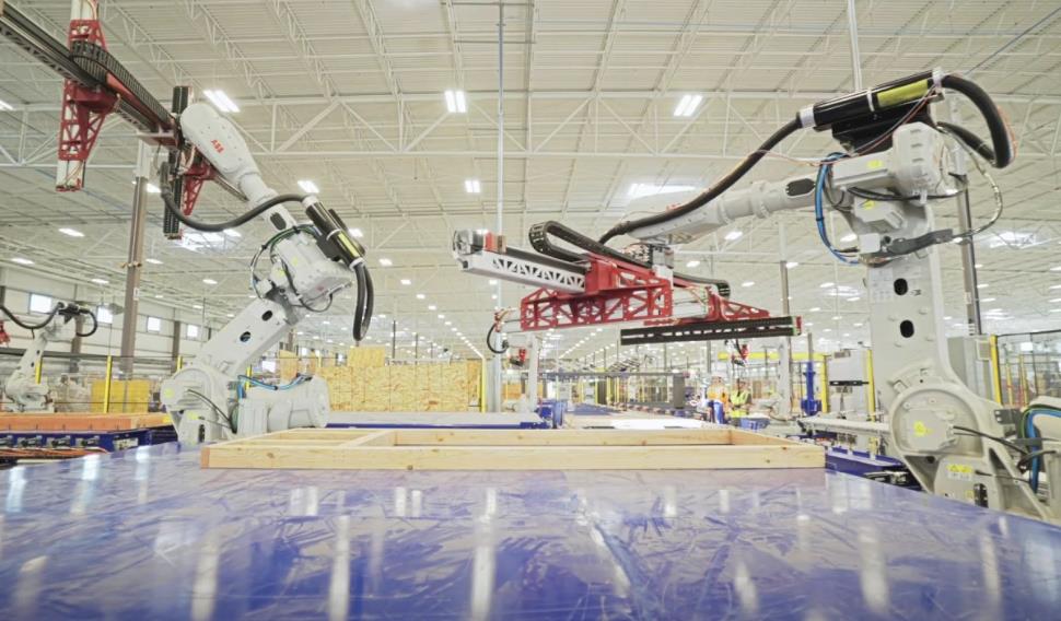 집을 뼈대를 짓고 있는 생방송투데이 로봇 목조주택