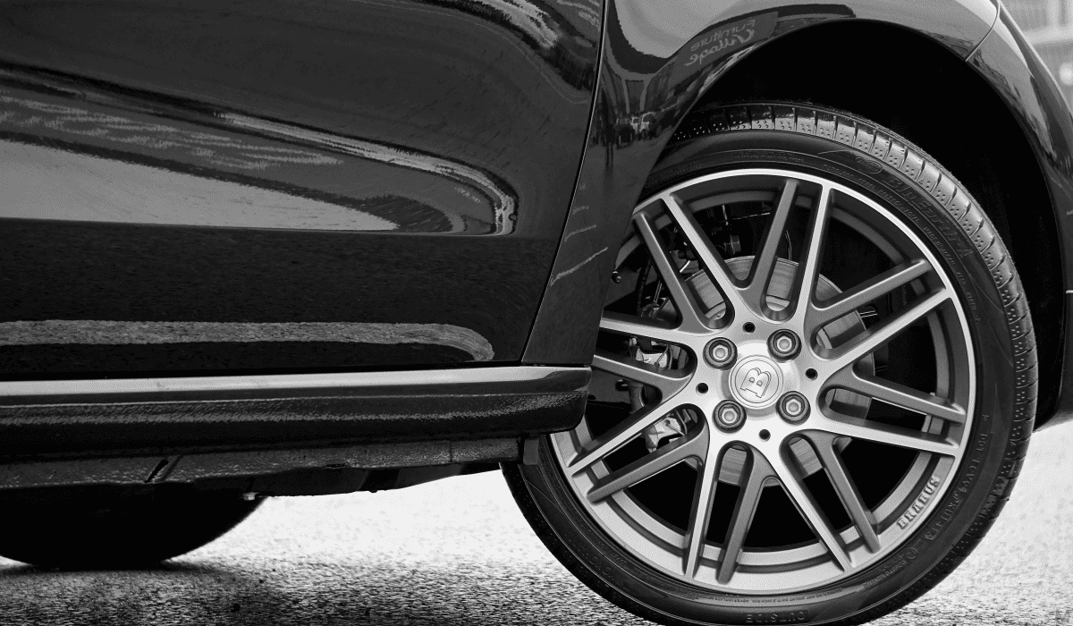 검은색차량타이어