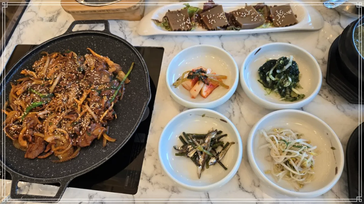 기장-삼삼오오-점심특선-메뉴인-버섯-가득-들어간-양념된-오리고기와-밑반찬-4종-근접촬영