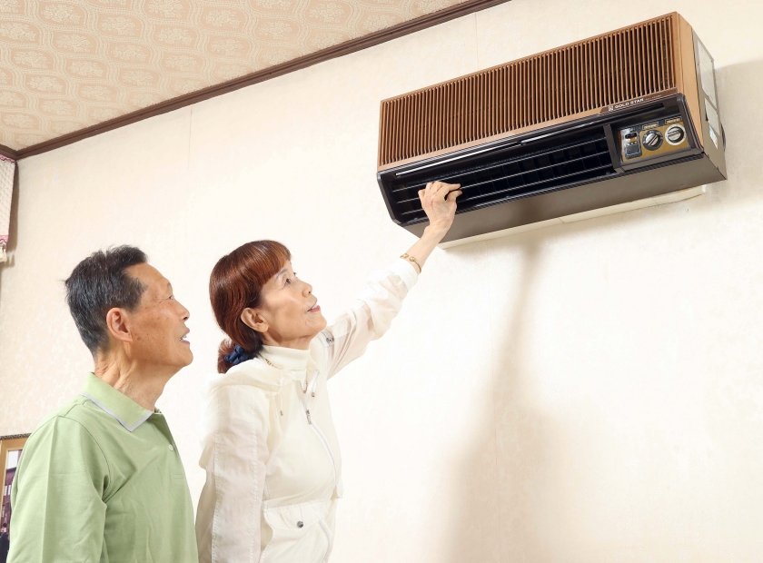 경주에 거주하는 홍연무씨, 문희선씨 부부가 기증한 벽걸이 에어컨 GA-100SP