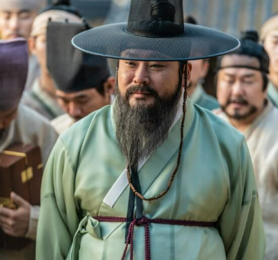 어의가 거리에 서있는 모습