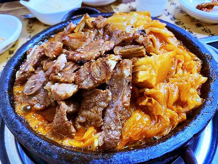 토요일은 밥이좋아 예산 백종원 예산시장 부근 묵은지 돼지갈비 맛집 묵은지김치찌개 묵은지 돼지갈비구이 예산10미 현지인 추천 토밥 좋아 방송정보