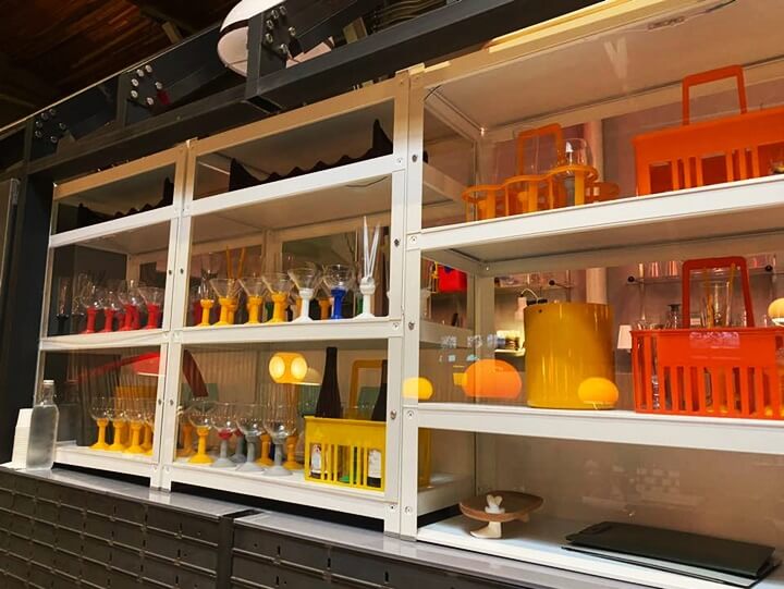 카페아포테케리-장식장