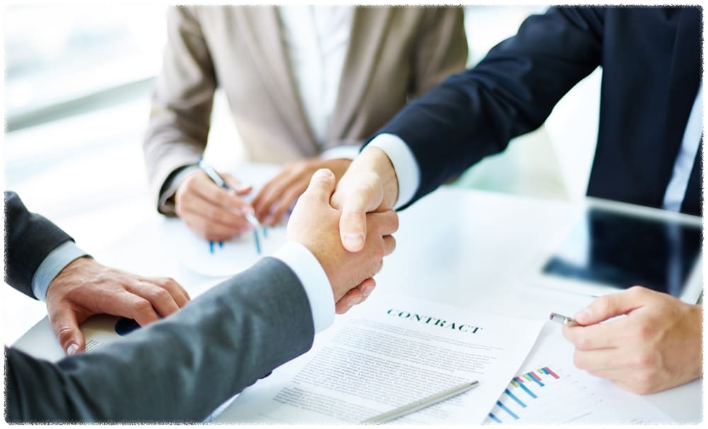 악수하고있는남자들