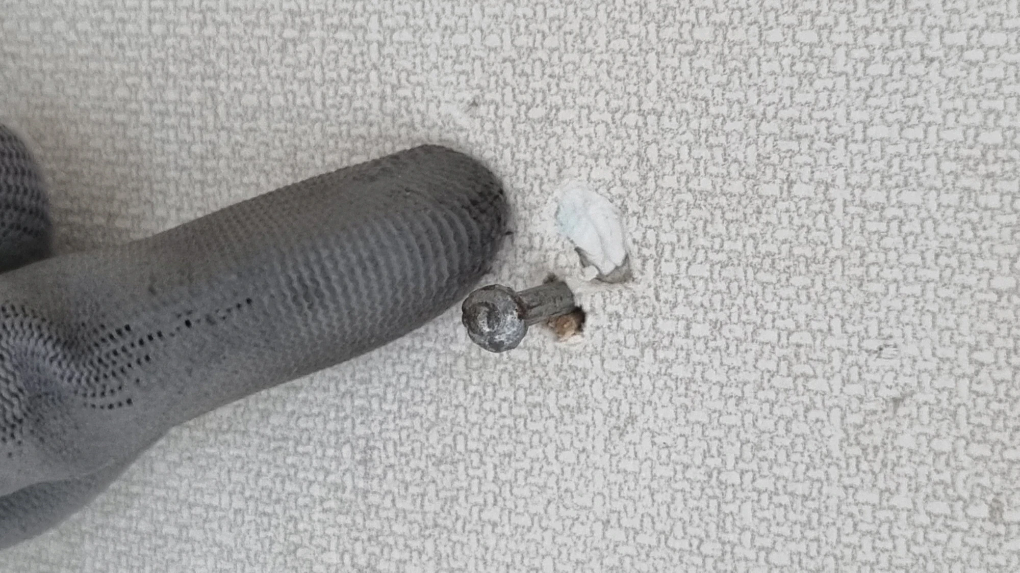 벽지 못구멍 막은 모습