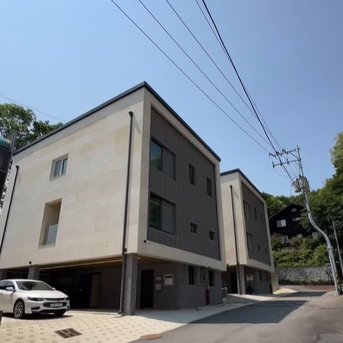 경기도 광주시에 집으로써 주차공간 넉넉하고 집안 인테리어 구조가 좋아 가족들이 생활하기 편리하다.