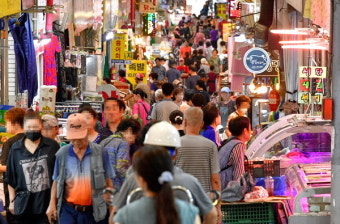 지역화폐로 물건을 구입하는 전통시장 풍경