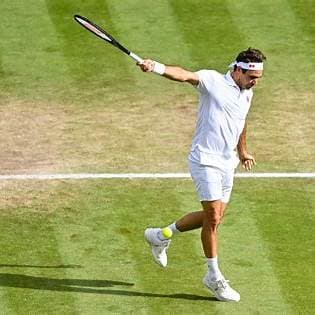 잔디에서 톱스핀 로브 활용하기 &ndash; 공격 받는 순간을 기회로 바꾸는 법