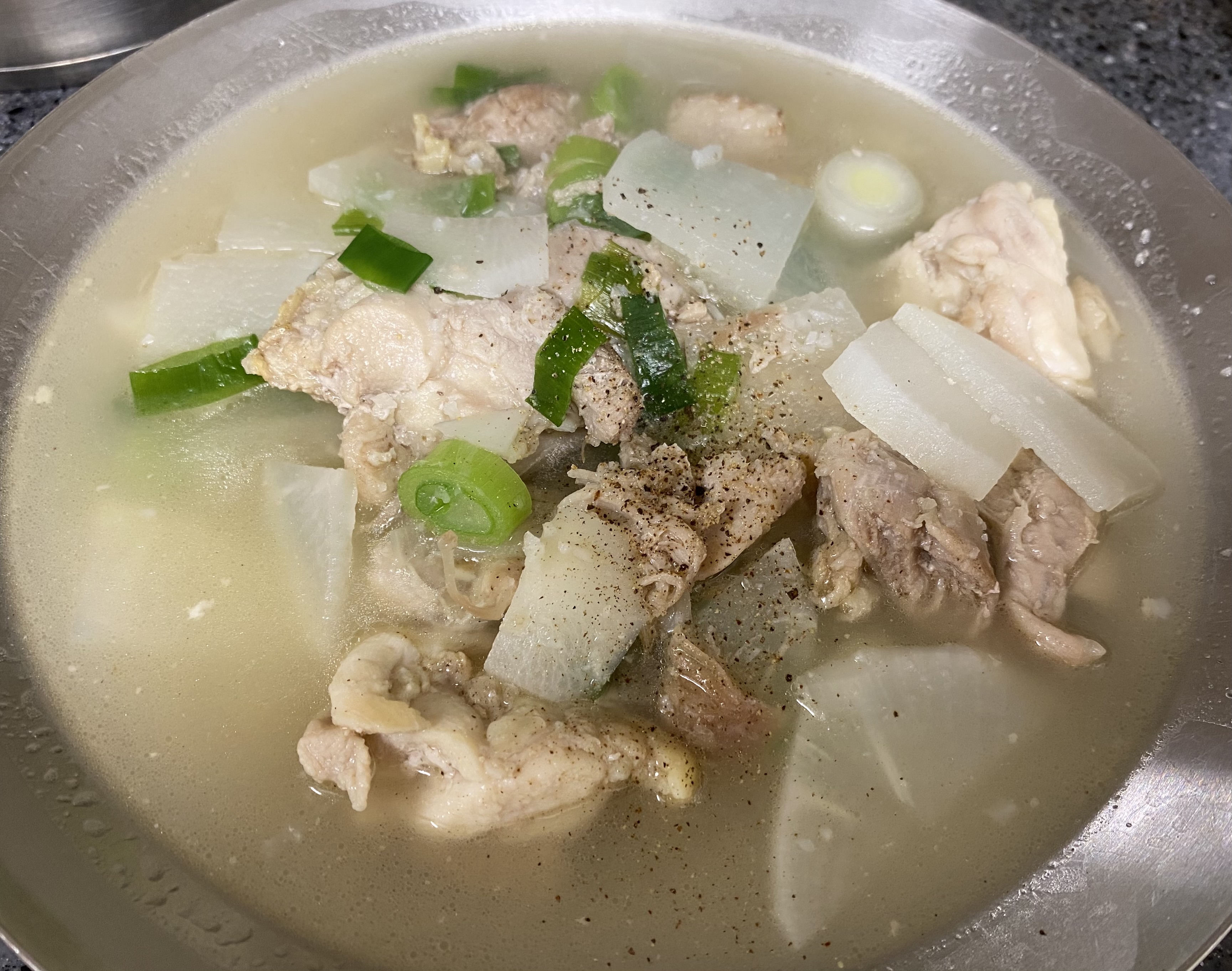 완성된 가마솥 닭다리살 달곰탕