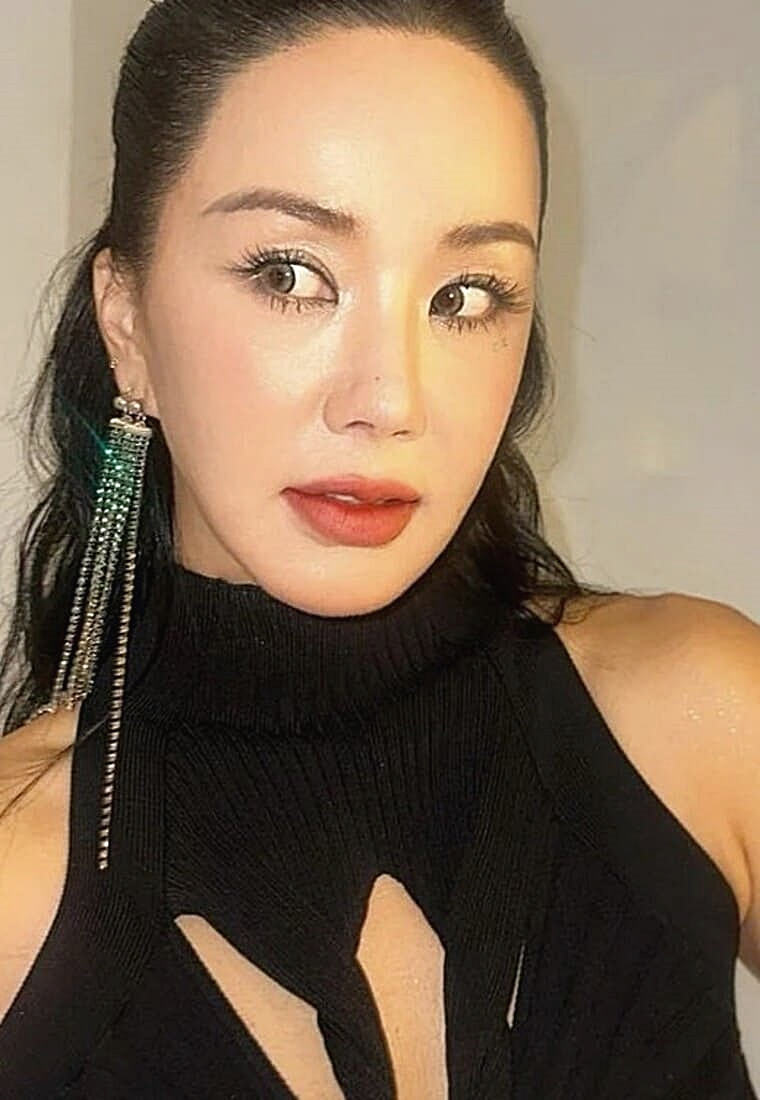 가수-겸-배우-엄정화