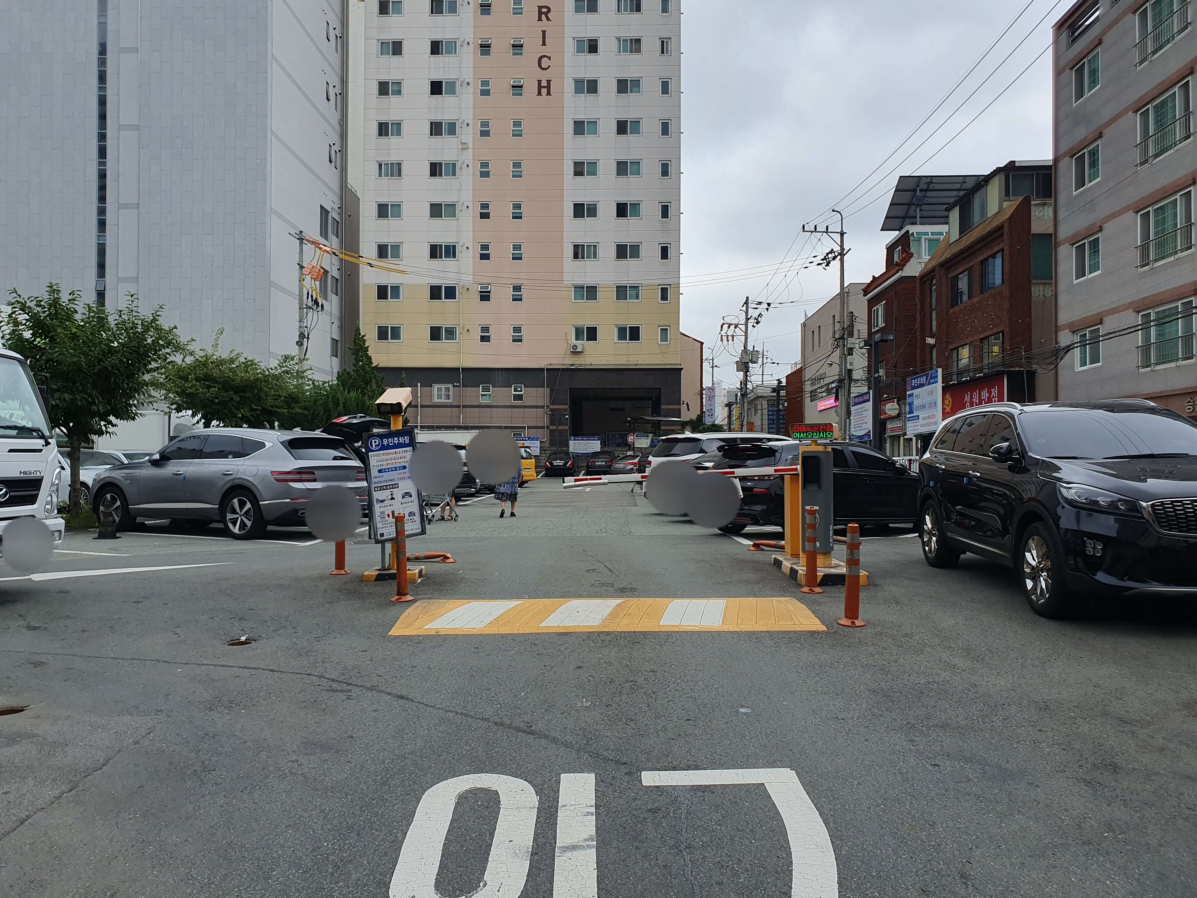 탑마트 온천점 주차장 입구