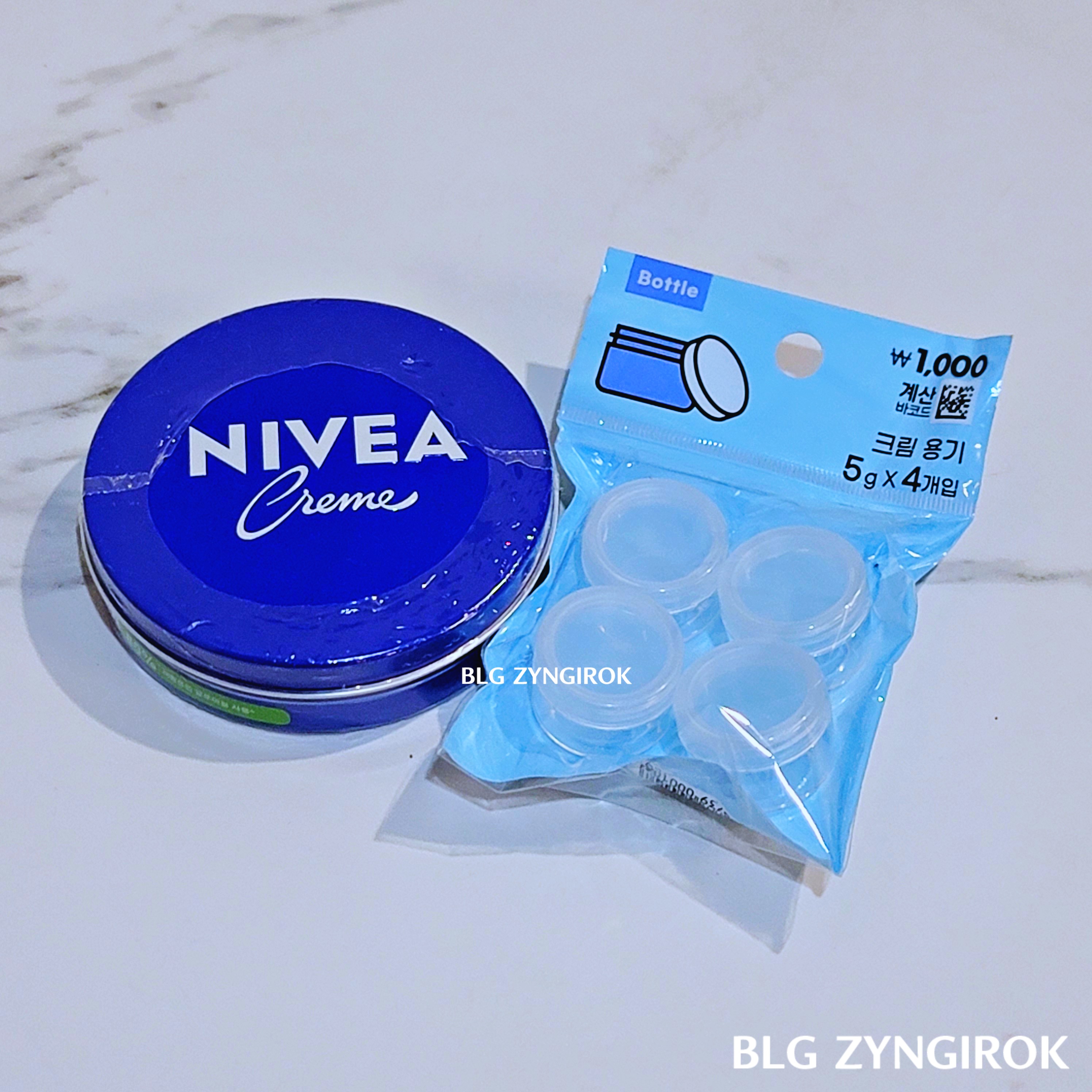 니베아 크림과 다이소 크림 용기가 테이블 위에 놓여있다.