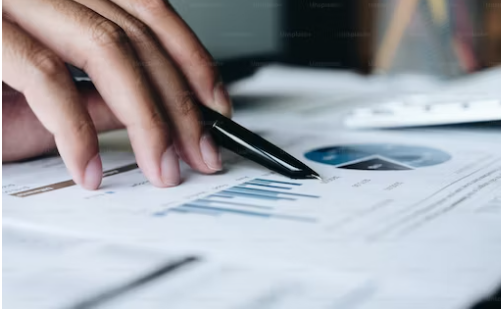 가압류를-위해-서류를-검토하고-있다