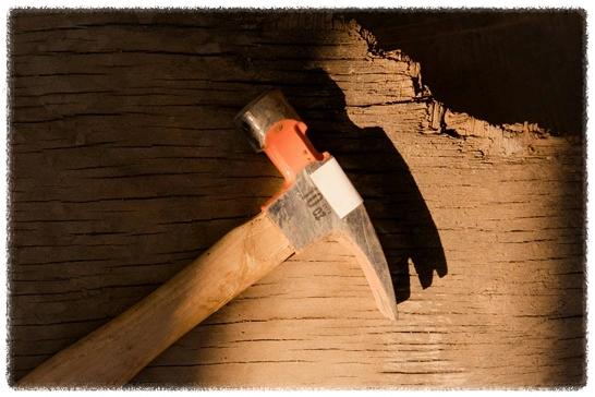 나무-판자-위에-망치가-놓여있는-사진