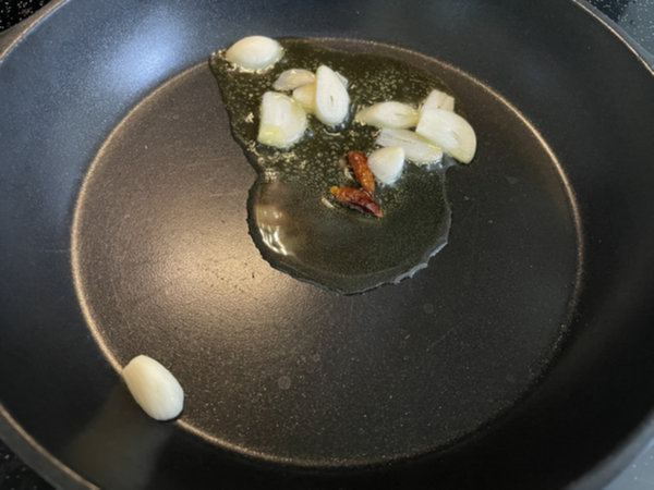 양배추 요리 - 양배추 볶음, 프라이팬 달궈서 올리브오일 두르기