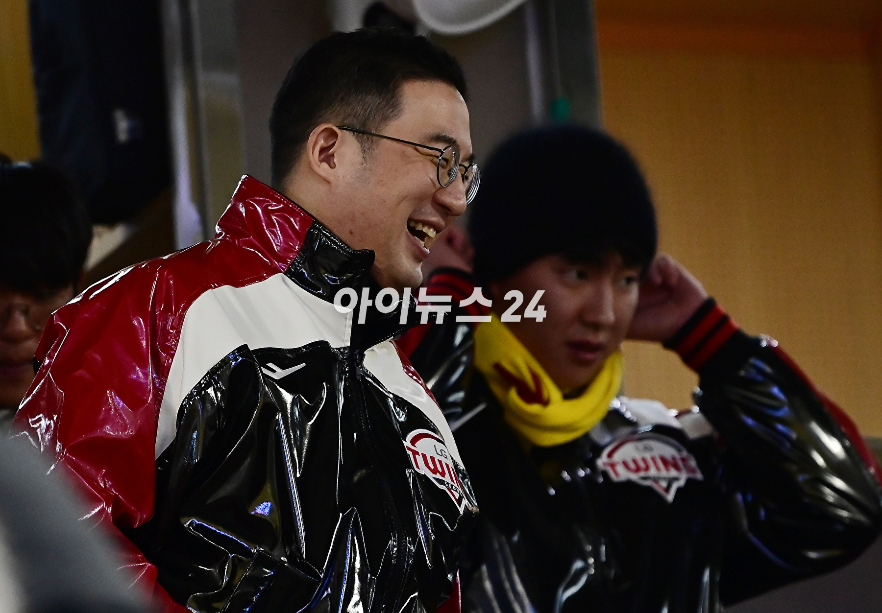 LG는 13일 잠실구장에서 벌어진 2023 신한은행 쏠 KBO KS 5차전에서 KT 위즈를 상대로 6-2로 승리를 거두고 29년 만에 한국시리즈 제패를 했다.구광모 LG그룹 회장이 선수단과 우승 트로피를 들어 올리고 있다. [사진=곽영래 기자]