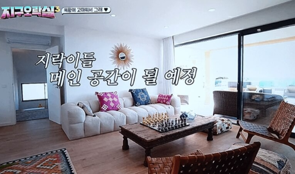 지락실 알부페이라 숙소 럭셔리 풀빌라 실내 거실 뷰