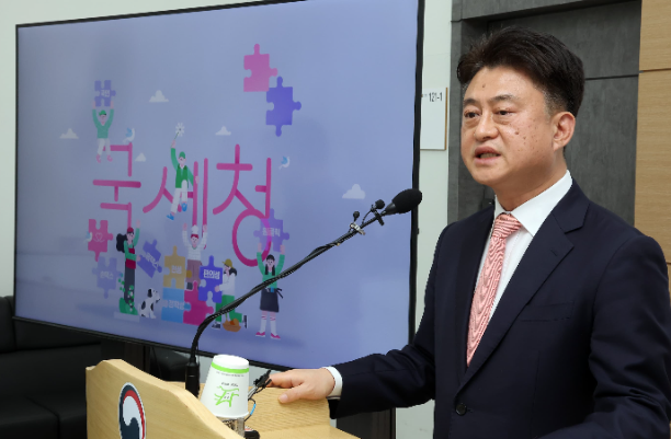 원클릭서비스 출시 설명하는 공무원