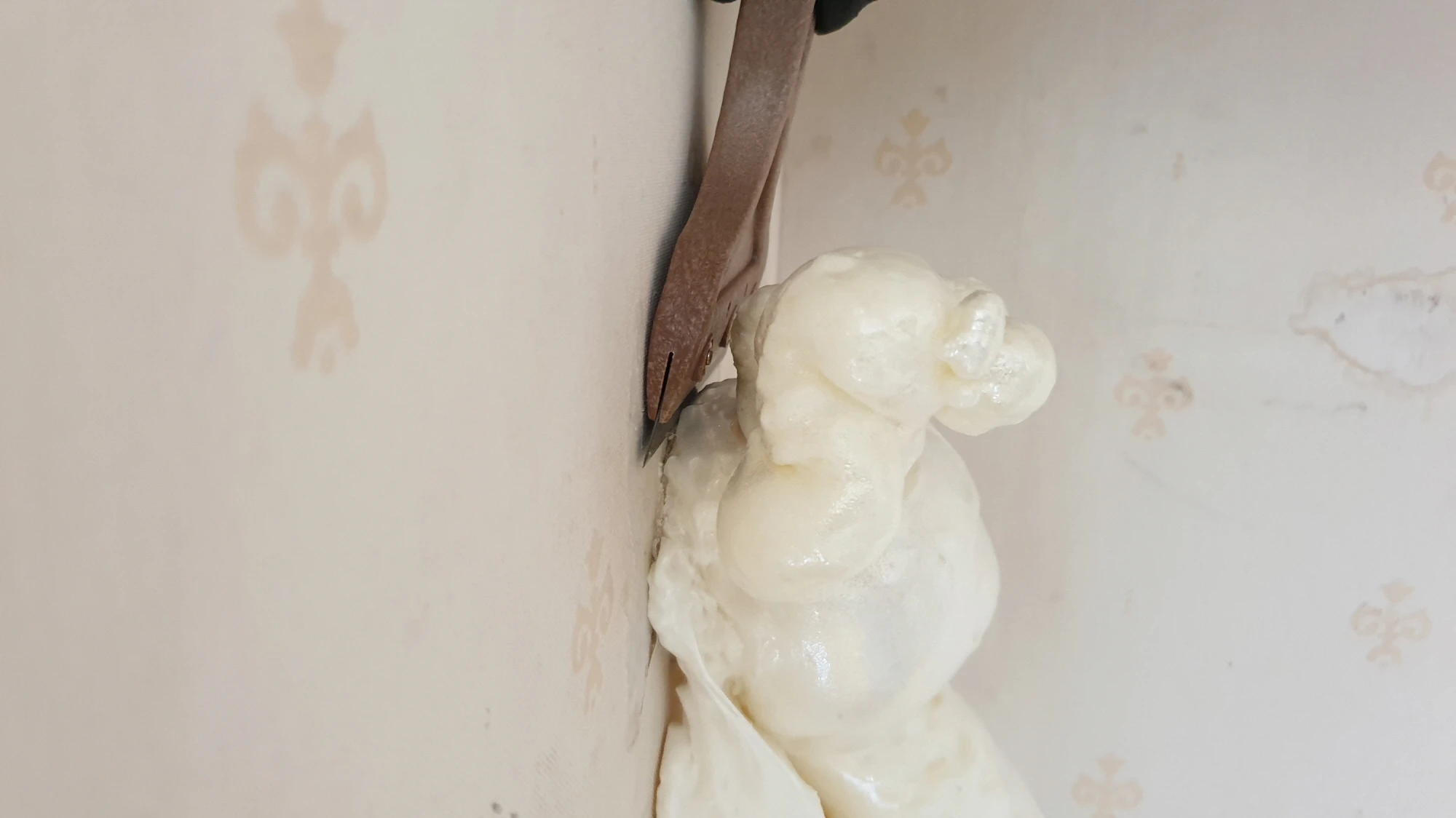 우레탄 폼 자르는 모습