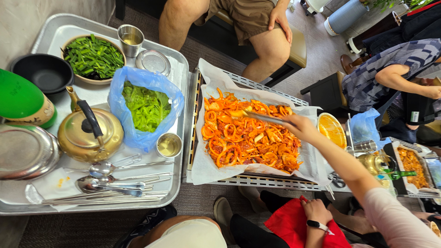 오리주물럭을-먹기위해-테이블-세팅중