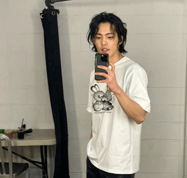 배우-김건우가-흰티에-검은바지를-입고-거울-앞에서-셀카를-찍고-있는-장면