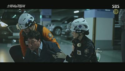 차 안에서 사람을 구조해 내는 구급대원 사진입니다.