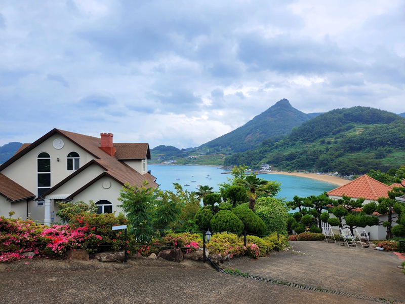 주차장에서-보이는-사촌해변과-아크로-펜션