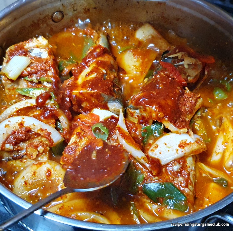 고등어무조림에 양념을 끼얹는 사진