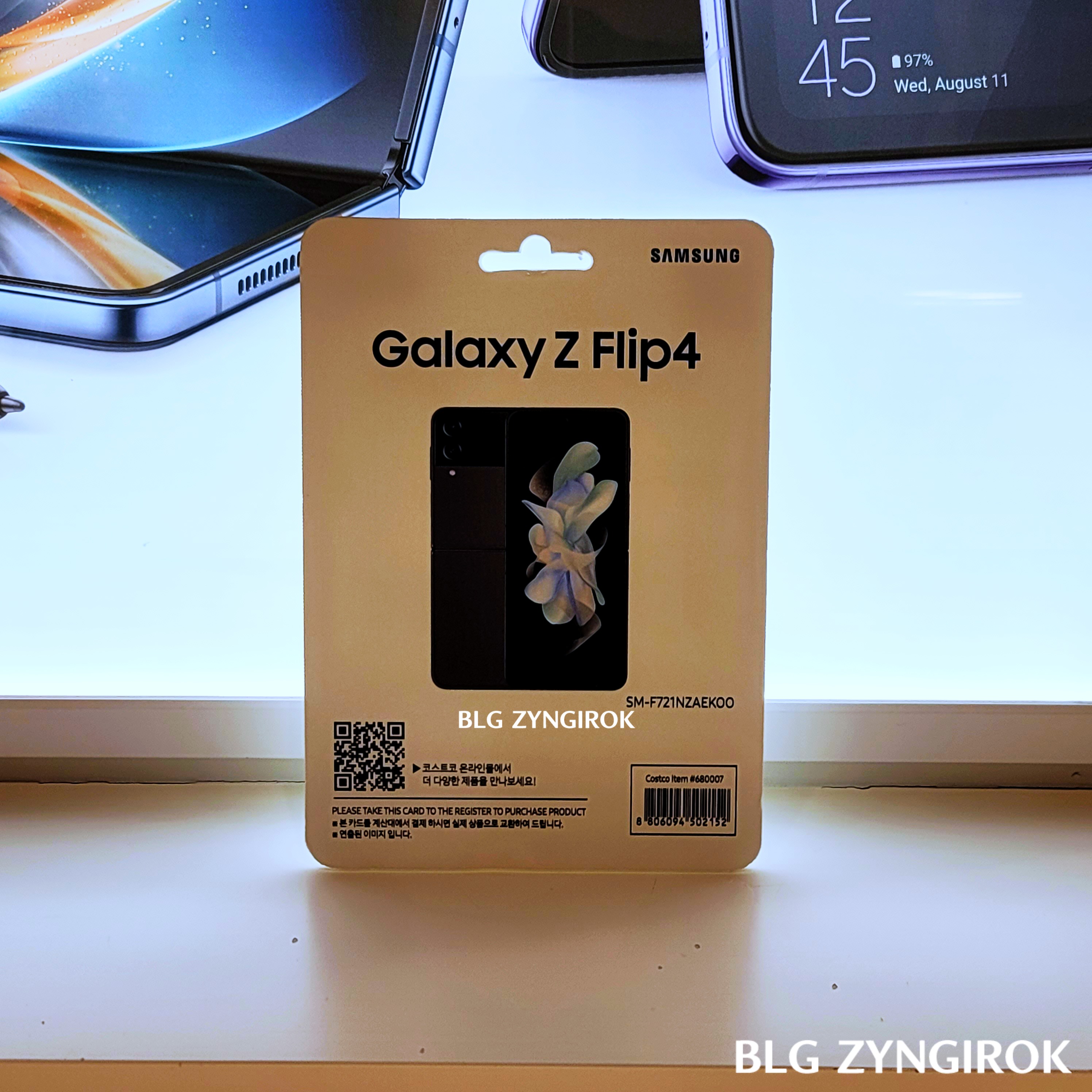 갤럭시Z-플립4-바코드판-앞면모습이다.