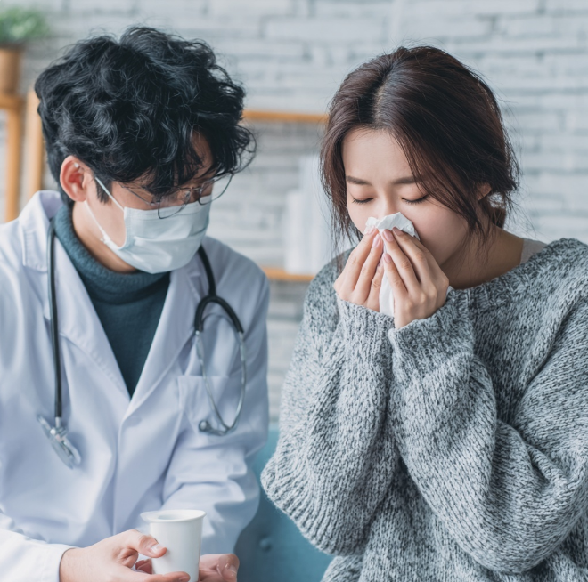 독감으로 의사의 진료를 받는 여성