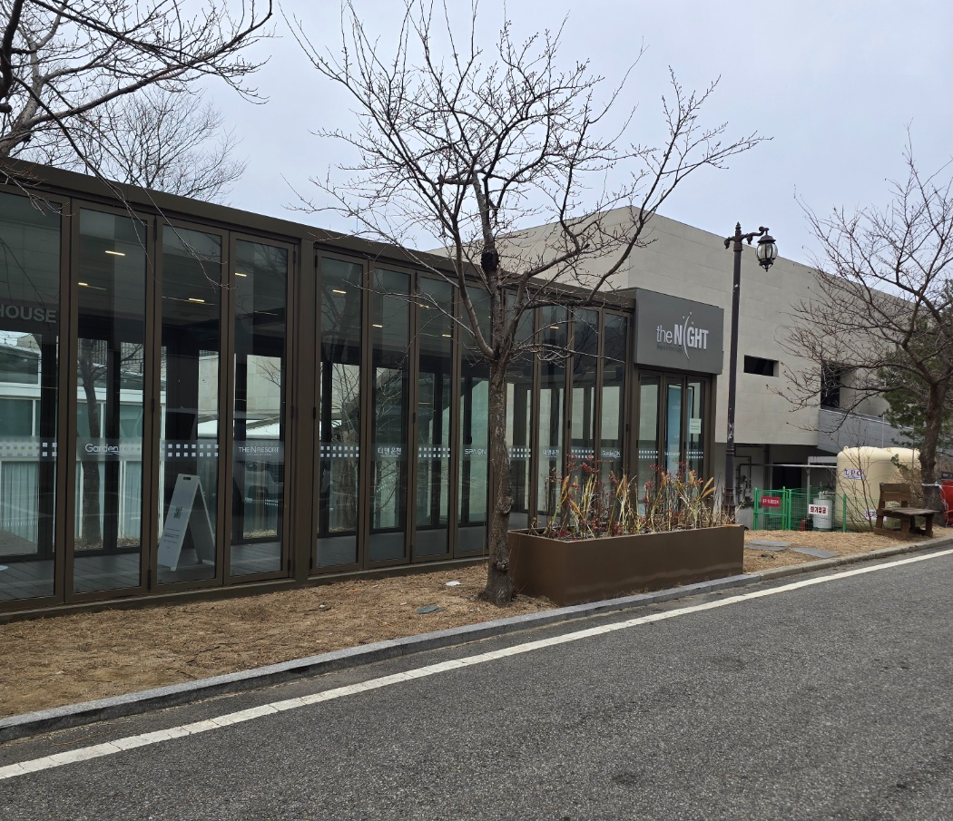 숙소에서 바로 앞인 본관